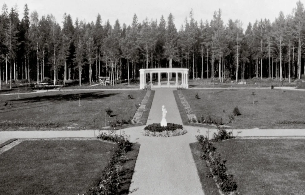 Urakoitsija Jalo Syvähuokon huvila Hietalan puutarha Aurinkolahdessa 1920-luvulla. Puutarhan reunalla oleva huvila on nyt Vuosaaren taiteilijatalon taiteilijoiden työtila sekä asunto. Talo tunnetaan nykyisin nimellä Villa Lill Kallvik. Kuvassa muotopuutarha ja sen joonialainen pylväikkö. Kuva: Elli Syvähuoko 1920–1929 / Helsingin kaupunginmuseo