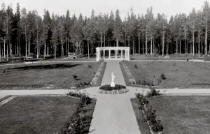 Urakoitsija Jalo Syvähuokon huvila Hietalan puutarha Aurinkolahdessa 1920-luvulla. Puutarhan reunalla oleva huvila on nyt Vuosaaren taiteilijatalon taiteilijoiden työtila sekä asunto. Talo tunnetaan nykyisin nimellä Villa Lill Kallvik. Kuvassa muotopuutarha ja sen joonialainen pylväikkö. Kuva: Elli Syvähuoko 1920–1929 / Helsingin kaupunginmuseo