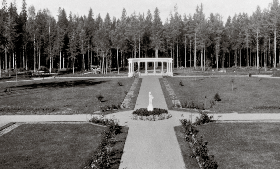 Urakoitsija Jalo Syvähuokon huvila Hietalan puutarha Aurinkolahdessa 1920-luvulla. Puutarhan reunalla oleva huvila on nyt Vuosaaren taiteilijatalon taiteilijoiden työtila sekä asunto. Talo tunnetaan nykyisin nimellä Villa Lill Kallvik. Kuvassa muotopuutarha ja sen joonialainen pylväikkö. Kuva: Elli Syvähuoko 1920–1929 / Helsingin kaupunginmuseo