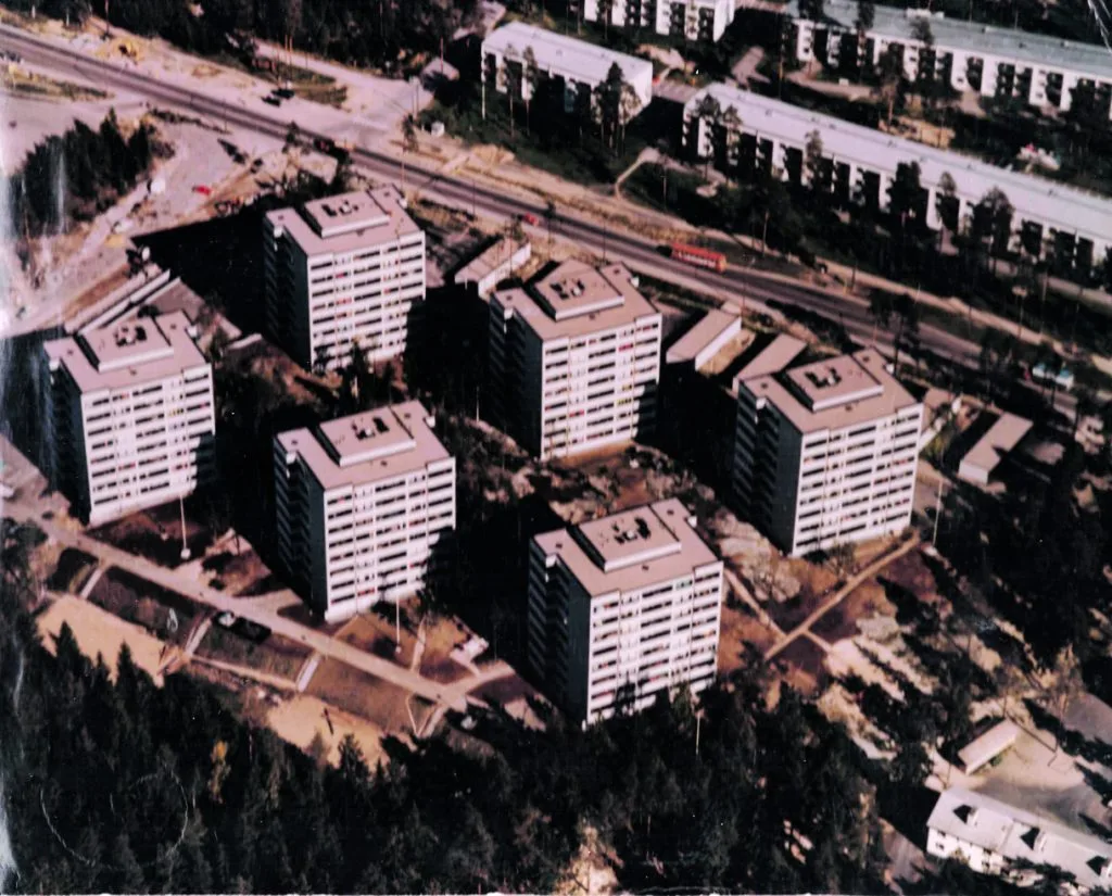 Juuri valmistuneet Rastilantie 2:n talot 1970-luvun alussa. Vasemmassa yläkulmassa nykyisen Lidlin paikalla oli Shellin huoltoasema.                                                                 Kuva: Vuosaari-lehden arkisto