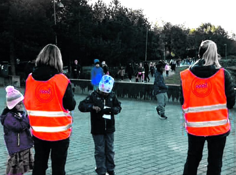 Sää suosi Puistopolun peruskoulun väkeä perjantaina 13.10., kun oli jälleen vuosittaisen UNICEF-kävelyn aika. Tänä vuonna tutuissa Vuosaaren maisemissa tapahtuneella liikuntatempauksella kerättiin varoja kenialaisten lasten koulunkäynnin tukemiseen. Kaunis syyssää siivitti niin oppilaat kuin henkilökunnankin syysloman viettoon.