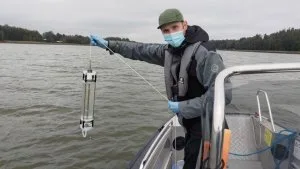 Näytteidenottoa Vartiokylänlahdella. Kuva: Viktor Birgersson / Mix Research Ab