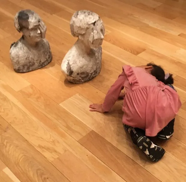 Amelia Nyathi tutustuu Enni Vekkelin teoksiin Mother (2019) ja Daughter (2019).