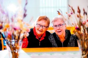 – Tarjoamme vaihtuvaa ohjelmaa, aivojumppaa unohtamatta. Sanasokkelo ja anagrammit ovat tulleet meille kaikille tutuiksi, HelsinkiMission vapaaehtoiset Ritva Perttilä (vas.) ja Marjatta Valtonen kertovat.