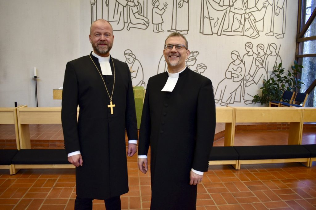 Piispa Teemu Laajasalo ja Vuosaaren seurakunnan kirkkoherra Jussi Mäkelä.
