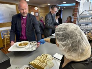 Piispa Teemu Laajasalo osallistui Vuosaaren kirkolla yhteiselle lounaalle.