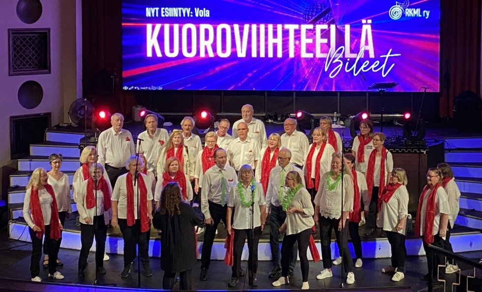 Vola esittämässä Cha cha cha -biisiä syksyn 2023 Kuoroviihteellä-tapahtumassa Apollo Clubilla.
