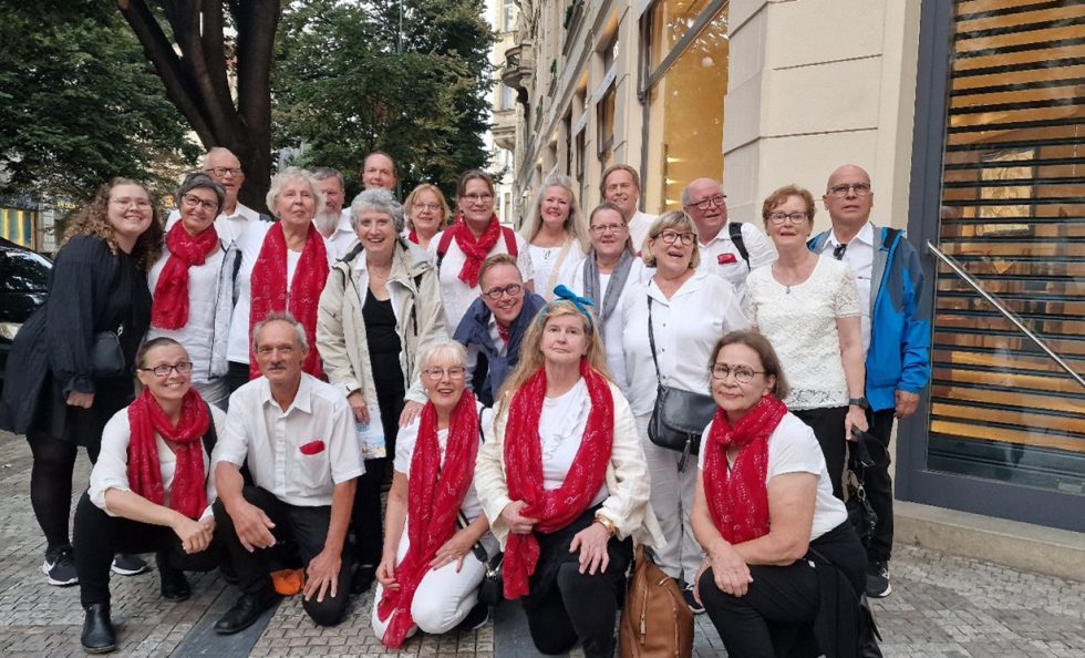 Vola kuorofestivaaleilla Prahassa syyskuussa 2023. Vasemmalla taiteellinen johtaja Sanni Tuomi.