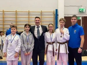 Vasemmalta Hugo Vuorenhela, Lana aal-Rashid, päävalmentaja Jarmo Rajala, Zoia Shirobokova, Jami Sjöström, Juhani Rajala