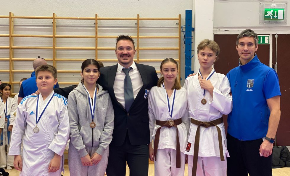 Vasemmalta Hugo Vuorenhela, Lana aal-Rashid, päävalmentaja Jarmo Rajala, Zoia Shirobokova, Jami Sjöström, Juhani Rajala