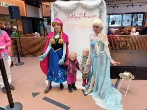 Lauantaina 2.12. kauppakeskus Columbuksessa vietettiin joulun- avausta. Ohjelmaa riitti koko perheelle. Lumikunigattaren ja Jääprinsessan kanssa pääsi yhteiskuviin, kuten yläkuvasta näkyy. Samana lauantaina Vuosaaren vanhalla Pohjoisella ostoskeskuksella juhlittiin jo seitsemättä kertaa Vuosaaren Valojuhlaa. Paikalla olivat myös Lions Clubin leijona, yhdyskuntatyöntekijä Minna Suoknuuti ja joulupukki.