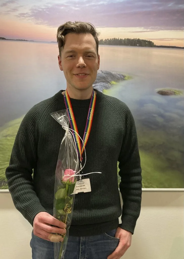 Vuosaaren asiakasraati kiitti ylilääkäri Joel Ketolaa aktiivisesta toiminnasta ja kukitti hänet viimeisessä kokouksessaan marraskuussa. Kuva: Marja Nyman