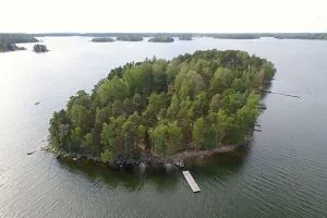 Yksi kilpailun suunnittelukohteista oli Meri-Rastilan eteläpuolella Kallahdenselällä sijaitseva Malkasaari. Kuva: 110th Street Productions / Helsingin kaupunki