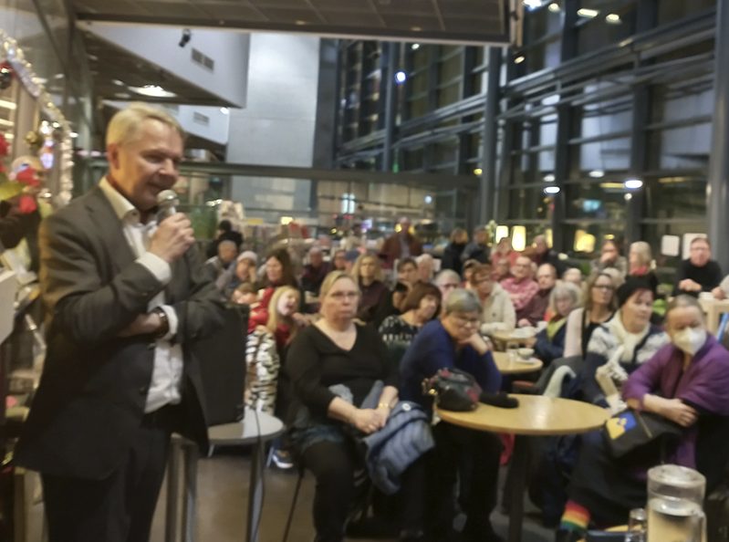 Presidenttiehdokas Pekka Haaviston keskustelutilaisuus lauantaina 16.12. veti Kirjakahvila Pokkarin täyteen yleisöä. Tilaisuudessa käytiin vilkasta keskustelua ensi sijassa ulko- ja turvallisuuspolitiikasta.