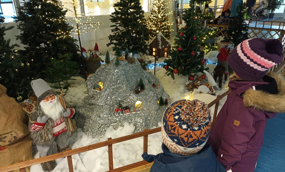 Vuosaaren Urheilutalon aulassa (Vuosaarentie 5 / Tyynylaavantie 9 B) on jo edellisiltä jouluilta tuttuun tapaan rakennettuna kaunis joulukuvaelma. Se kiinnostaa niin pienempiä kuin vähän isompiakin joulumielisiä kävijöitä. Käykääpä ihastelemassa!