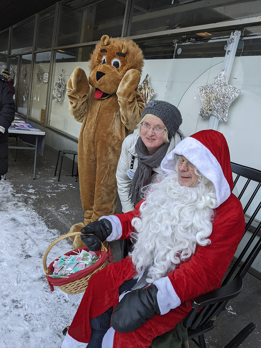 Valojuhlissa paikalla olivat myös Lions Clubin leijona, yhdyskuntatyöntekijä Minna Suoknuuti ja joulupukki.