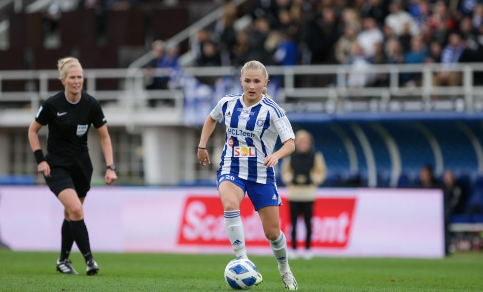 Vuonna 2005 syntynyt puolustaja Helmi Raijas aloitti jalkapallon FC Viikingeissä 6-vuotiaana. Nykyisin hän edustaa HJK:ta. Kuvassa Raijas kuljettaa palloa vuoden 2023 Suomen Cupin finaalissa. Kuva: Mira Lönnqvist