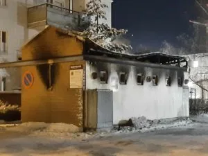 Vedenottamontiellä palanut roskakatos. Kuva: Lukija