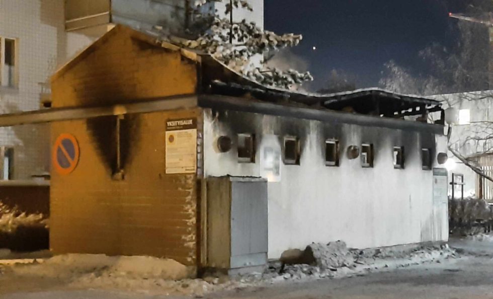 Vedenottamontiellä palanut roskakatos. Kuva: Lukija