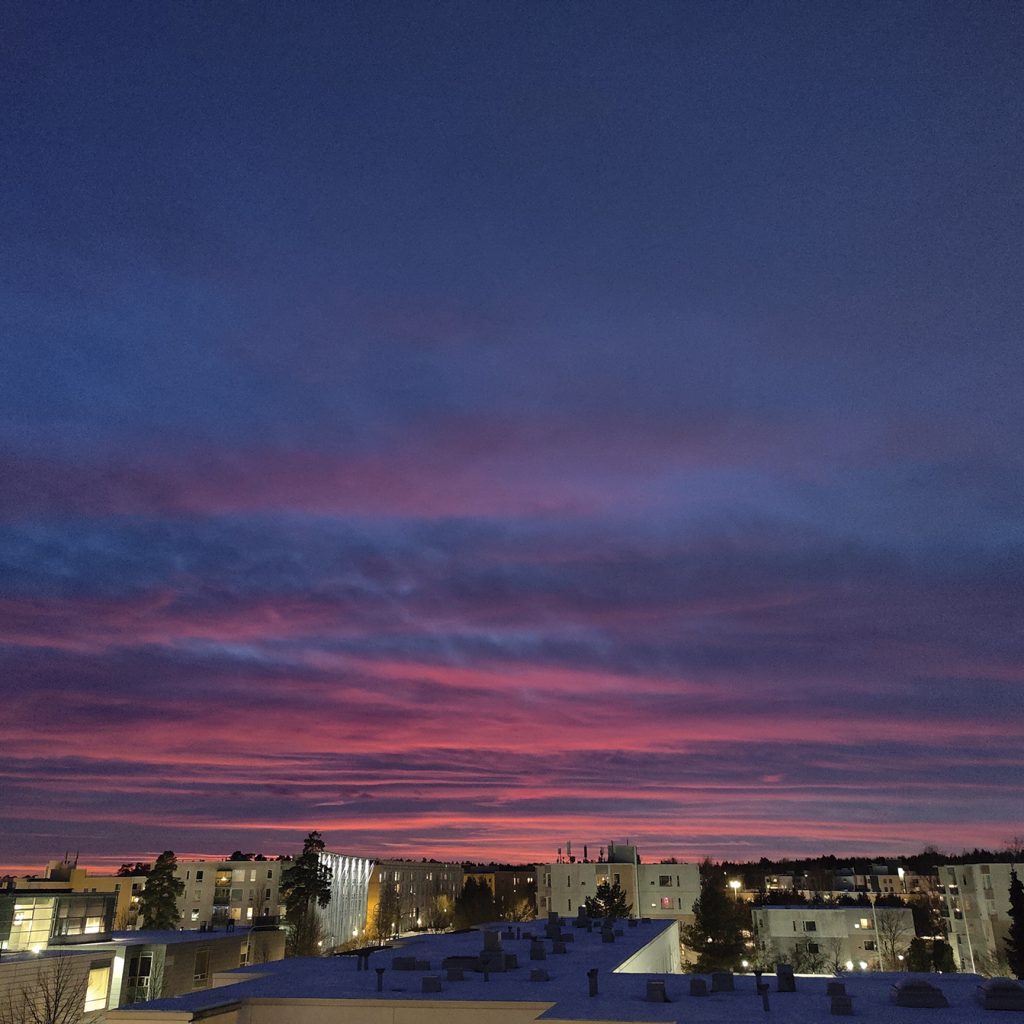 Olipa hieno auringonlasku Leikosaarentieltä katsottuna keskiviikkoiltana 10.1.   Kuva: Michael Eklund