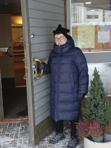 Auli Tynkkynen muistuttaa, että fyysisten esteiden ohella este voi olla myös asenteissa. – Jokainen tulisi hyväksyä sellaisena kuin on.