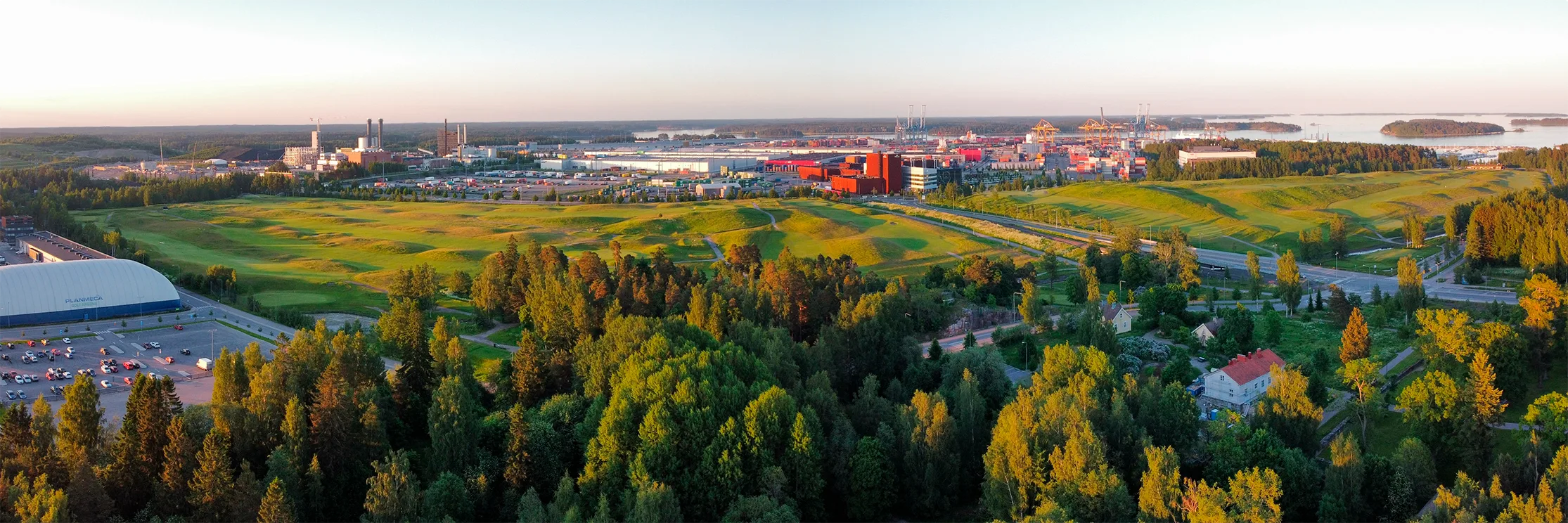Vuosaaren golfkenttä sijaitsee Vuosaaren sataman vieressä. Ilmakuva: Antti Honkanen
