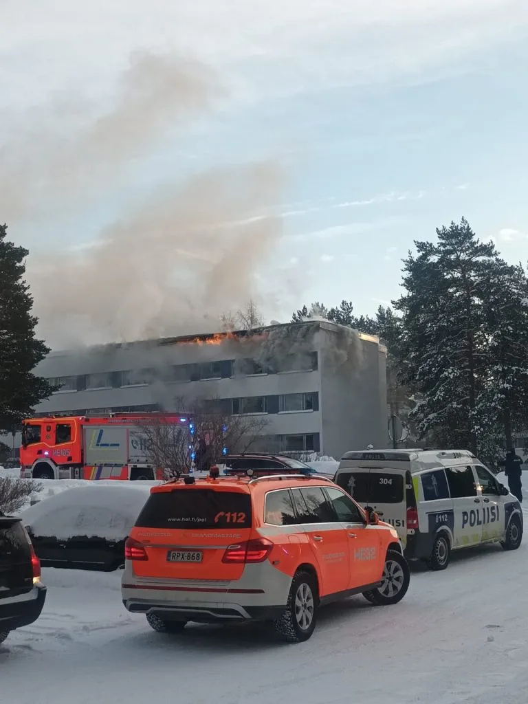 Palo alkoi kerrostalohuoneistosta, josta se sammutettiin, mutta ehti levitä kerrostalon kattorakenteisiin. Kuva: Aku Honkanen