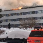 Raju tulipalo Kivisaarentiellä ajoi kerrostalon asukkaat evakkoon – katso video