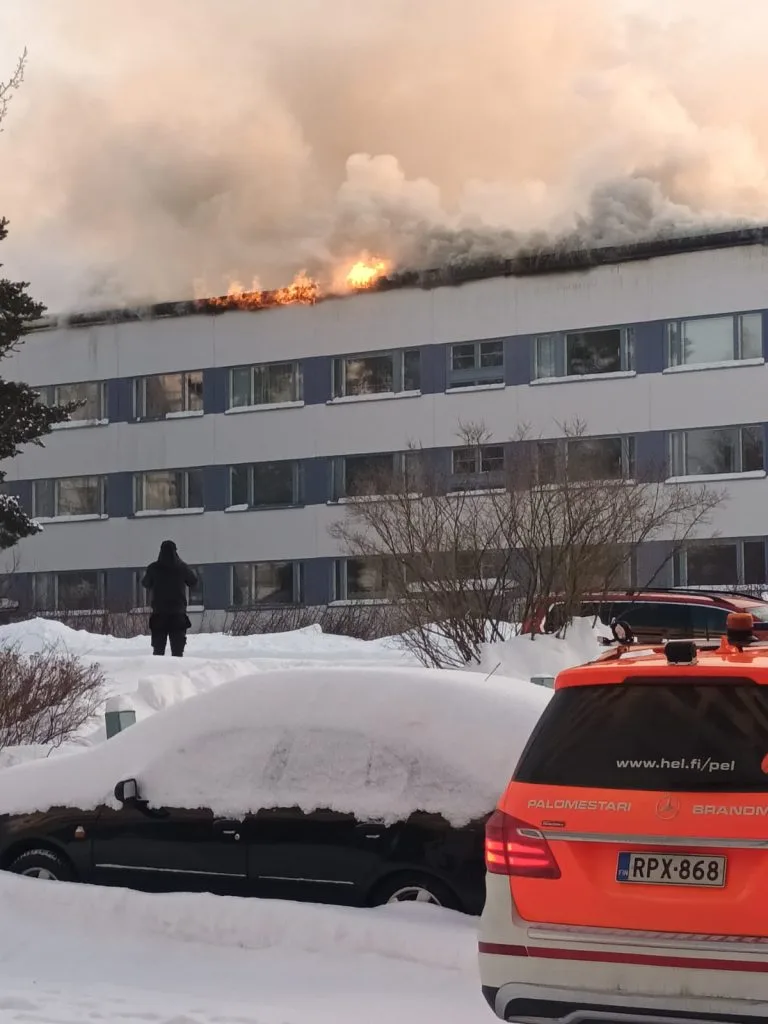 Palo erittää paljon savua ympäristöön. Kuva: Aku Honkanen
