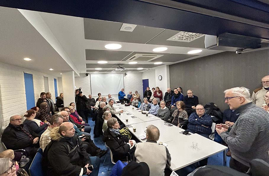Olli Rehnin vaalitilaisuus veti Vuosaaren Urheilutalon kokoustilan täyteen kuulijoita ja keskustelijoita.