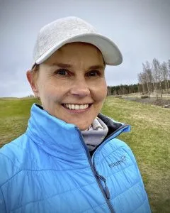 Vuosaari Golf Oy:n hallituksen puheenjohtaja Virpi Viinikainen iloitsee Vuosaari Golfin tulevaisuuden turvaamisesta.