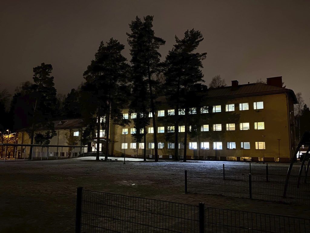 Vuoniityn peruskoulun Heteniityntien toimipisteen päärakennus oli Luokan edessä -ohjelman kuvauspaikka nyt myös ohjelman toisella kaudella.