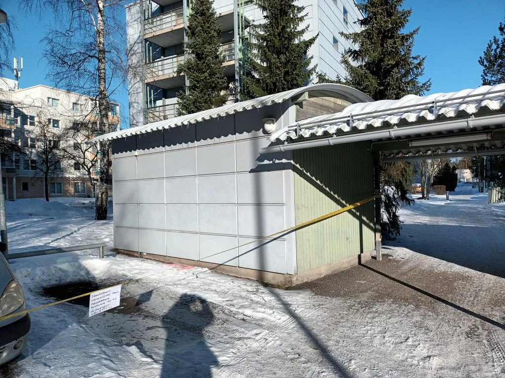 Ramsinniementiellä sijaitseva aluemuuntamorakennus, jossa syttyi tulipalo.