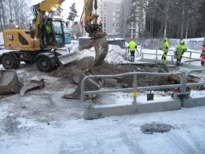 Vesijohtovuodon sijainti paikantui Isonvillasaarentie 5:n parkkipaikan ja kääntöpaikan väliin. Kuva: Juhani Greinert