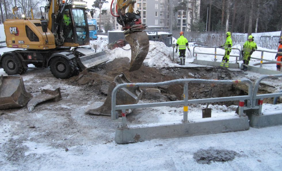 Vesijohtovuodon sijainti paikantui Isonvillasaarentie 5:n parkkipaikan ja kääntöpaikan väliin. Kuva: Juhani Greinert