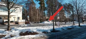 Aurinkolahteen, Gustav Pauligin kadun ja Furumonkujan viereisellä tontille tulee kolme uutta asuintaloa, joista yksi on 2-kerroksinen ja kaksi 3-kerroksisia. Rakennettava tontti on merkitty kuvaan nuolella.