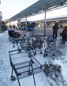 Vuosaaren metroaseman vieressä bussipysäkillä oli melkoinen ostoskärryjen suma. Lumessa seisoi ainakin toistakymmentä ostoskärryä. Bussiako odottelivat? Kysyy R.P.