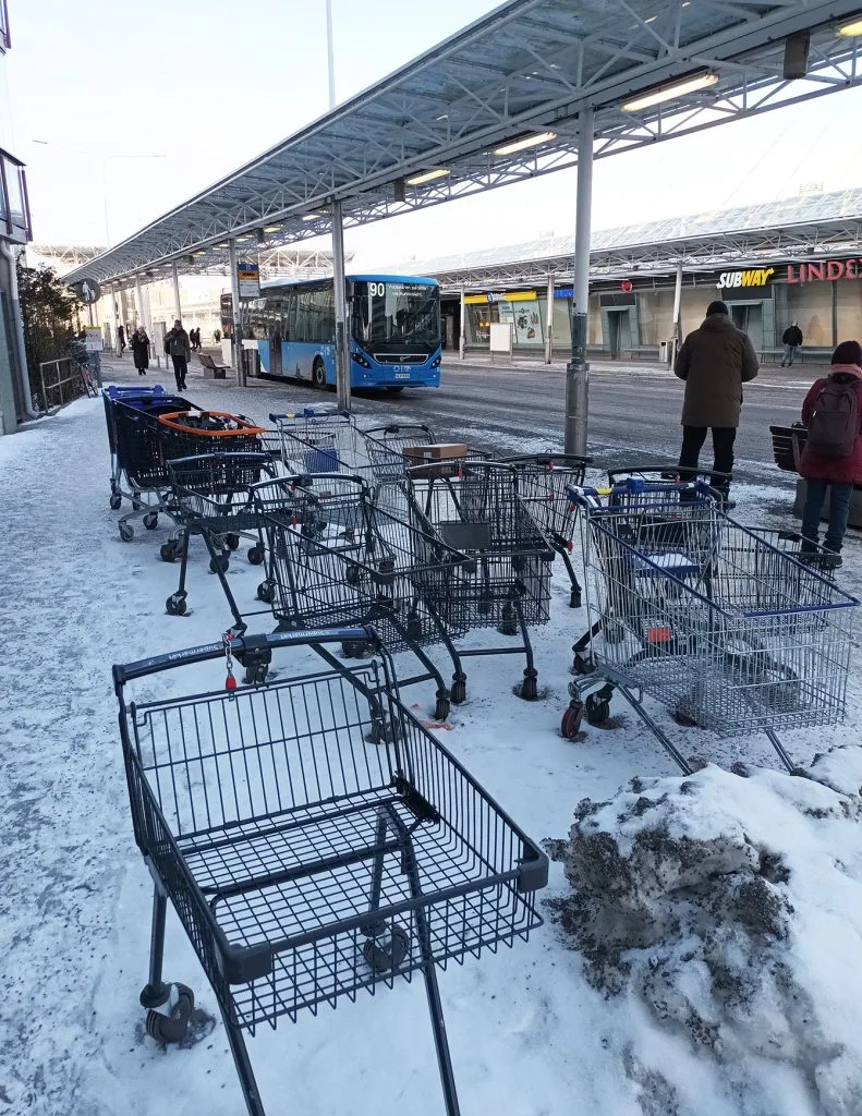 Vuosaaren metroaseman vieressä bussipysäkillä oli melkoinen ostoskärryjen suma. Lumessa seisoi ainakin toistakymmentä ostoskärryä. Bussiako odottelivat?                                  Kysyy R.P.