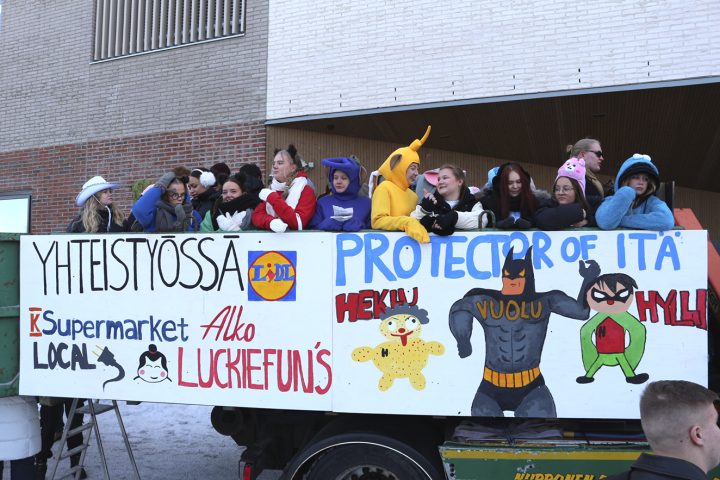 Vuosaaren lukio lähti penkkariajeluille kolmen kuorma-autollisen ja 140 abin voimin torstaina 8.2.