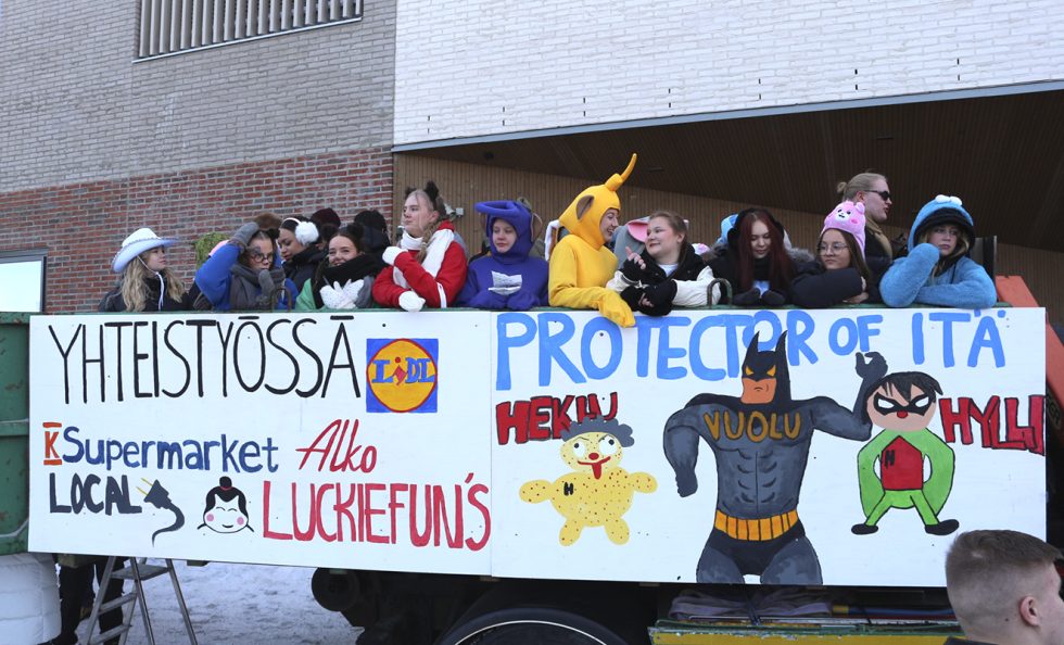 Vuosaaren lukio lähti penkkariajeluille kolmen kuorma-autollisen ja 140 abin voimin torstaina 8.2.