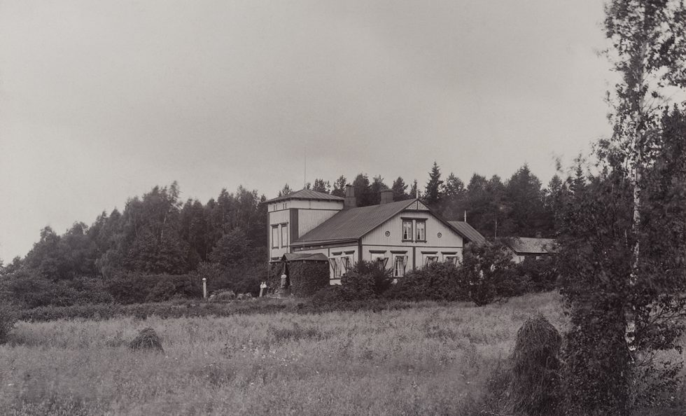 Kuvassa Rastilan kartano noin vuonna 1900. Kartanon omisti Gustaf Adolf Rejmani (s. 31.7.1837–k. 11.12.1910). Kuva: Helsingin kaupunginmuseo