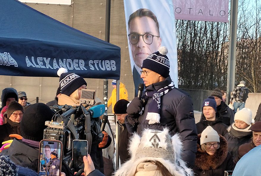 Alexander Stubb kuvassa Lotta Backlundin haastateltavana Mosaiikkitorilla lauantaina 10.2.