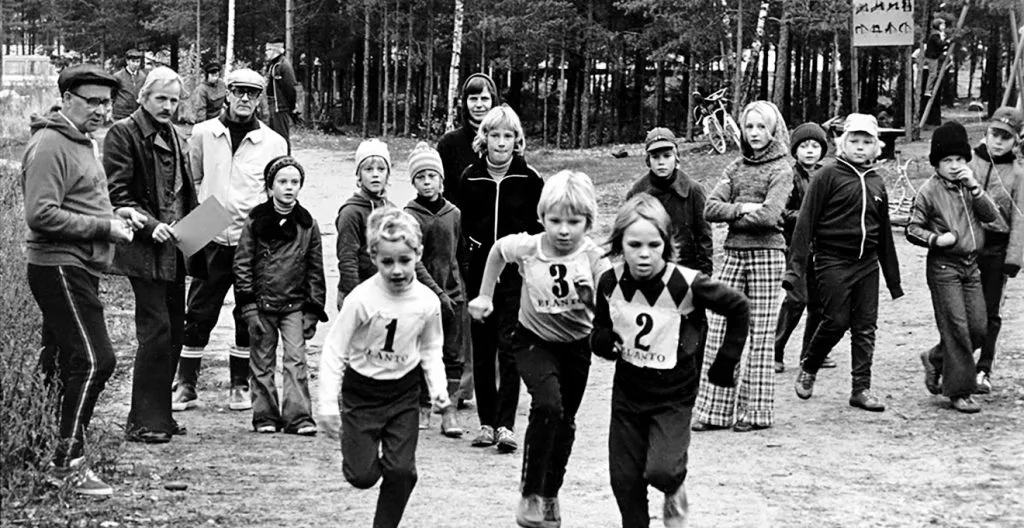 Kuvassa maastojuoksukisat Vuosaaren urheilukentän laidalla Heteniityntiellä 1970-luvulla. Jos tiedät, mistä tapahtumasta oli kyse tai tunnistat itsesi kuvista, niin kerro vuosaarilehti@vuosaarilehti.fi Kuvat: Vuosaari-lehden arkisto