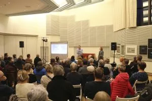Entisen Merirasti-kappelin eli nykyisen Kulttuuritila Merirastin sali täyttyi maanantaina 4.3. ääriään myöten kaupunkiuudistuksesta kiinnostuneista asukkaista. Kaupungin edustajat olivat runsaslukuisesti paikalla kertomassa suunnitelmista ja vastaamassa esille tulleisiin kysymyksiin.