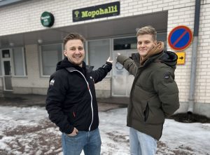 Aleksi Kaukamo ja Iikka Taskinen toivottavat nuoret tervetulleiksi Rastiksen mopohallille. Kuva: Mopoilevat nuoret ry