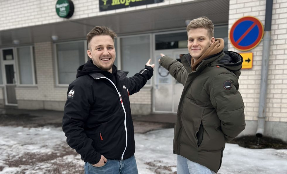 Aleksi Kaukamo ja Iikka Taskinen toivottavat nuoret tervetulleiksi Rastiksen mopohallille. Kuva: Mopoilevat nuoret ry