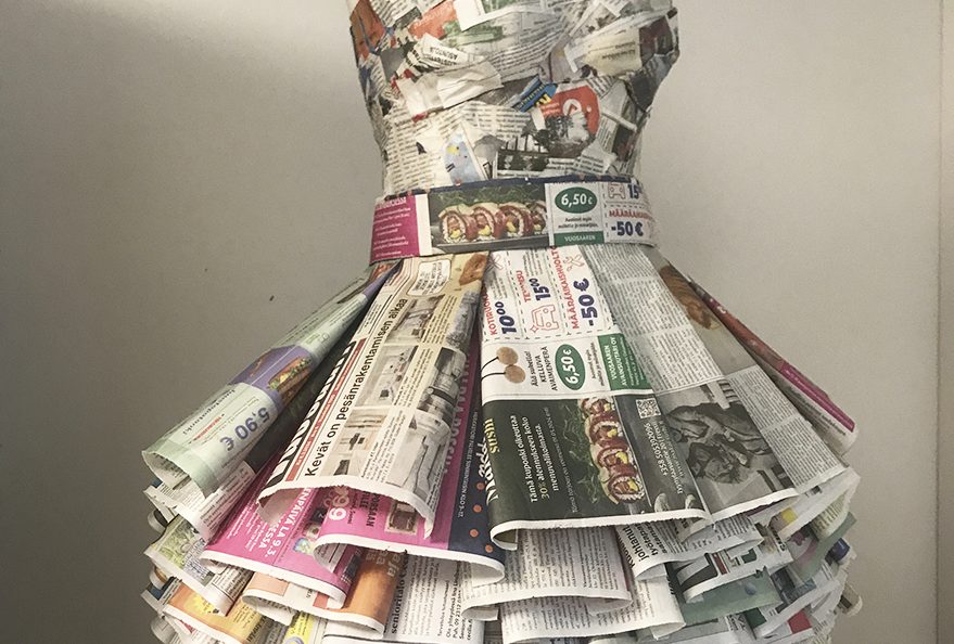 Tämä upea asu on tehty vanhoista Vuosaari-lehdistä. Luomuksen on tehnyt Lisandra Liiva ja sen nimi on Muotia vai roskaa.