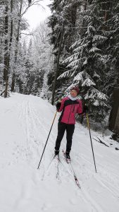 Vielä tiistaina 23.4. takatalven iskiessä Mustavuoren laduilla oli hiihtämässä muun muassa Suvi. Kuva: Matti Pöhö