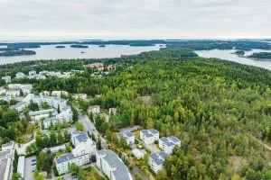 Ramsinniemen lehdon luonnonsuojelualue sijaitsee Meri-Rastilassa, Vuosaaren lounaisosassa. Ilmakuva Meri-Rastilasta Ramsinniemelle päin. Kuva: Lauri Rotko