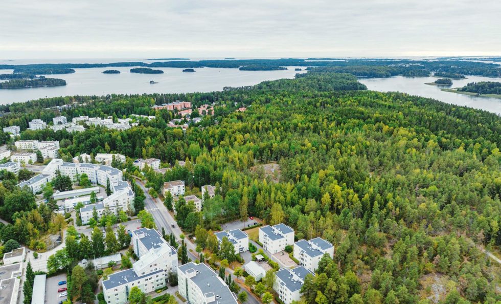 Ramsinniemen lehdon luonnonsuojelualue sijaitsee Meri-Rastilassa, Vuosaaren lounaisosassa. Ilmakuva Meri-Rastilasta Ramsinniemelle päin. Kuva: Lauri Rotko
